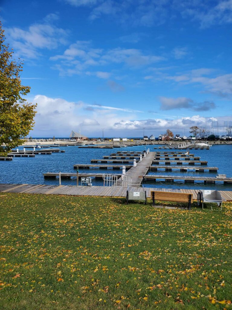 Thornbury is one of the small towns to visit near Collingwood. Strolling the harbour on a sunny Fall day is the perfect way to spend time