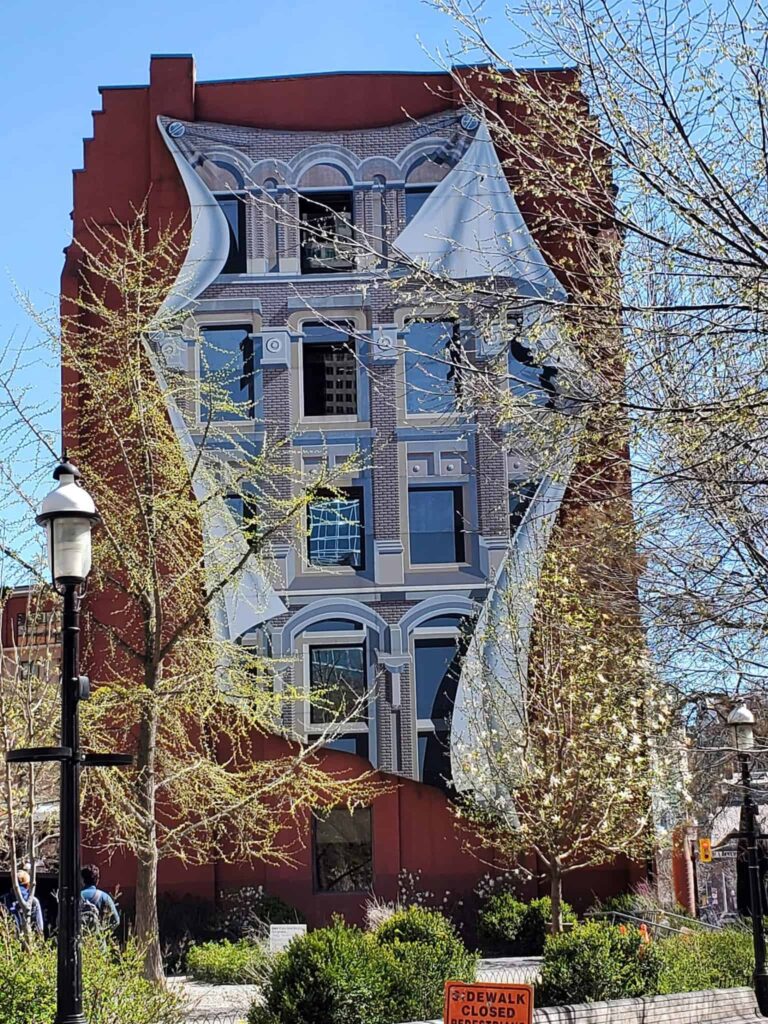 Discover the old and new architecture that you'll find in downtown Toronto